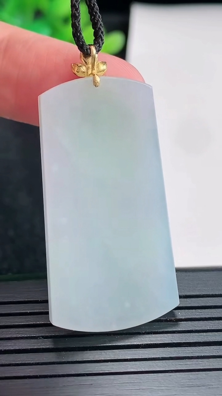 天然A货翡翠18k金春带彩 紫罗兰无事牌吊坠，尺寸41.5-22-3.5重量:10.36g
4月21日