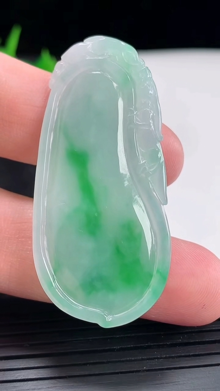 天然A货翡翠福瓜吊坠，尺寸5225-4.2重量:11.42g
4月21日