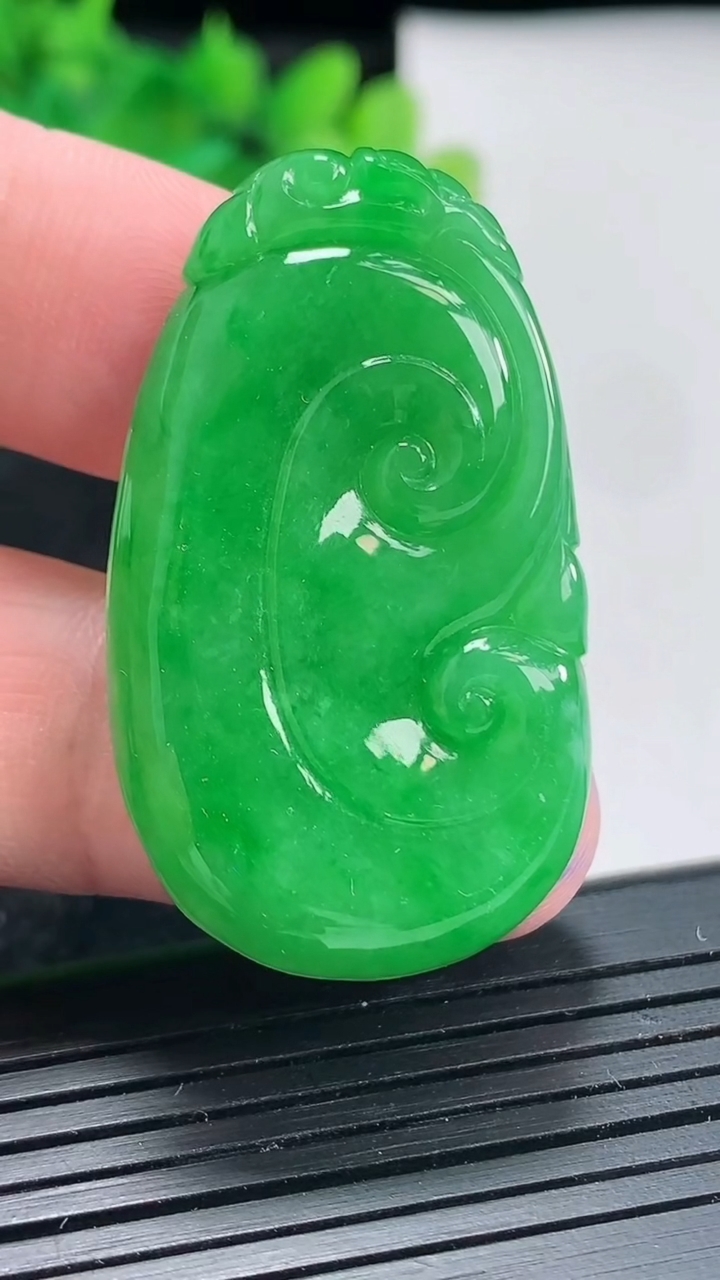 天然A货翡翠如意吊坠，尺寸42-25-5.6重量:13.06g
4月21日