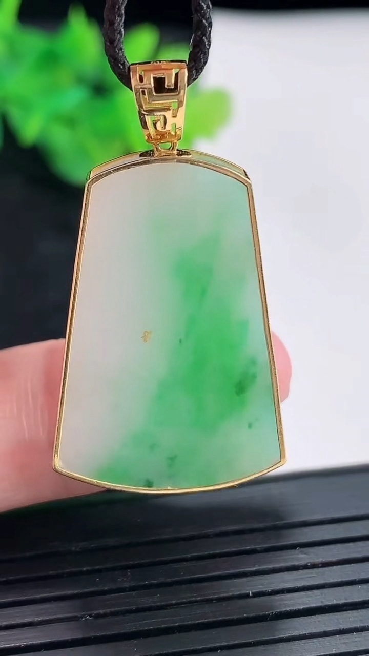 天然A货翡翠无事牌吊坠，尺寸37.5-20.5-4.3，裸石30-20重量:7.45g
4月21日