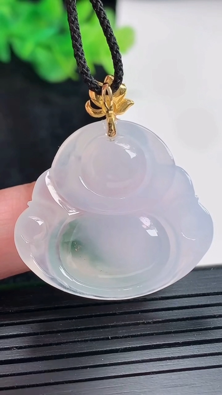 天然A货翡翠种飘花佛公吊坠，尺寸28.5-32-5.6重量:8.29g
4月21日