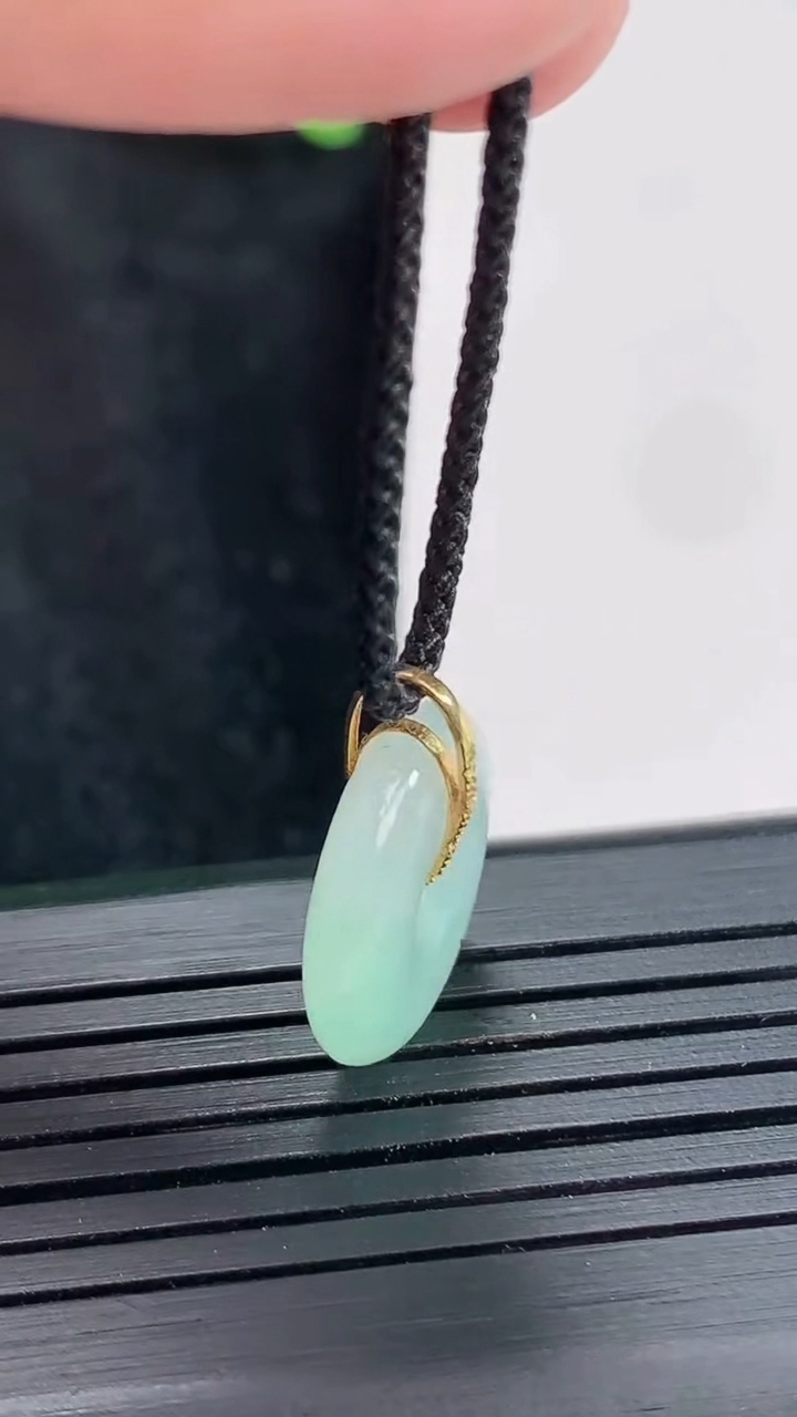 天然A货翡翠平安扣吊坠，尺寸16-4重量:2.28g
4月21日