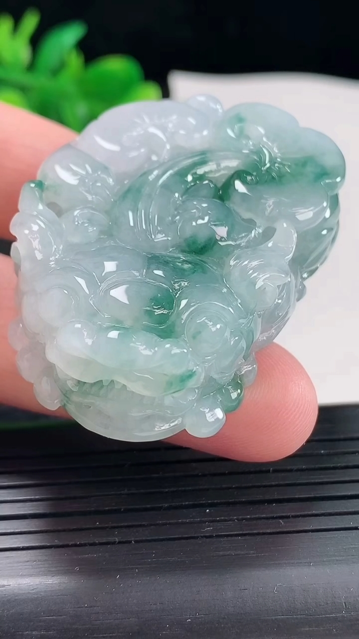 天然A货翡翠飘花貔貅吊坠，尺寸50.6-32.5-15重量:61.34g
4月21日