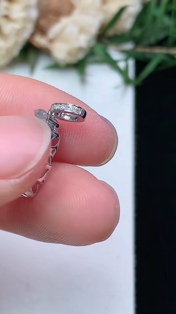 天然A货翡翠白冰花仙子吊坠，尺寸14.2-8.8-4.6，重量:1.22g
4月21日