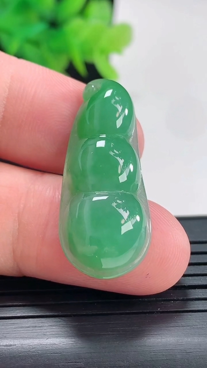 天然A货翡翠福豆吊坠，尺寸35-14-5.8重量:4.88g
4月21日