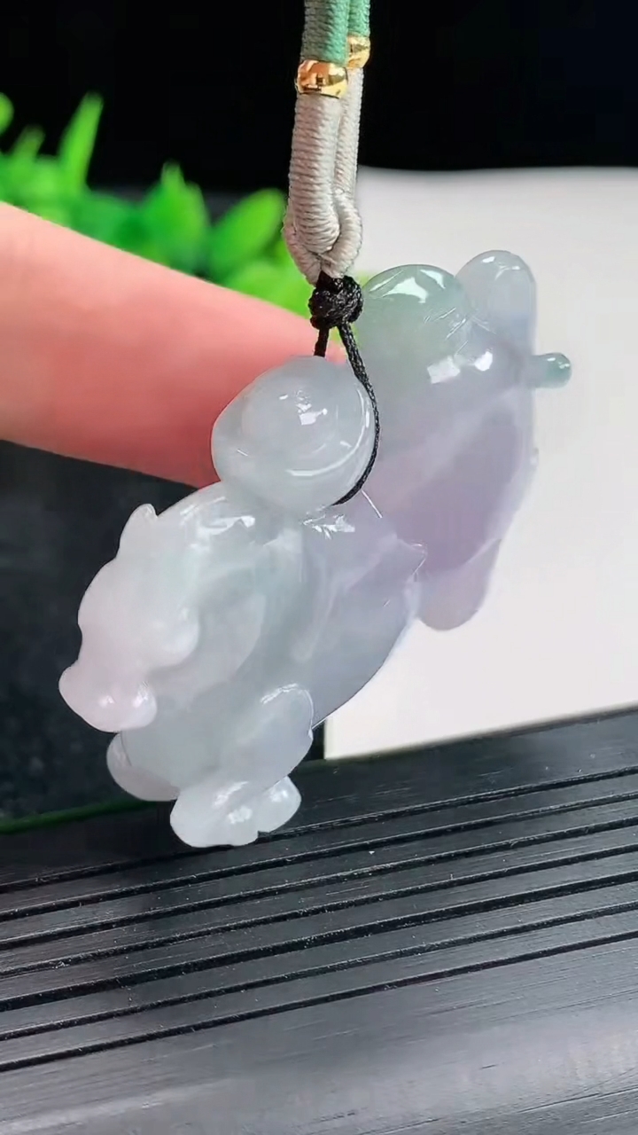 天然A货翡翠紫罗兰 飘花生肖马吊坠，尺寸46-32-12重量:32.23g
4月21日