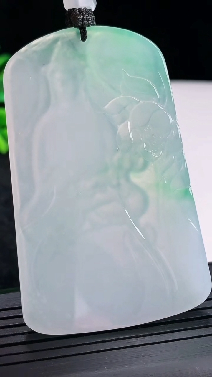 天然A货翡翠大势至菩萨吊坠，尺寸69-44-5.5重量:47.73g
4月21日