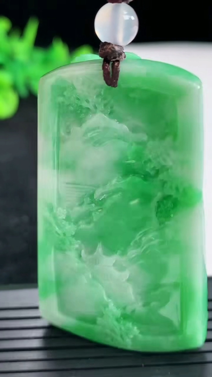 天然A货翡翠山水牌吊坠，尺寸56.6-32.5-10.5重量:40.55g
4月21日