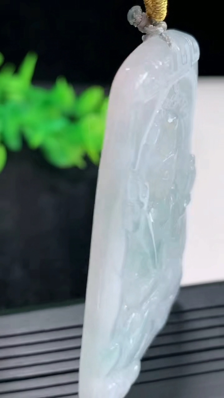 天然A货翡翠飘花虚空藏菩萨吊坠，尺寸61.5-39-5.8重量:29.76g
4月21日