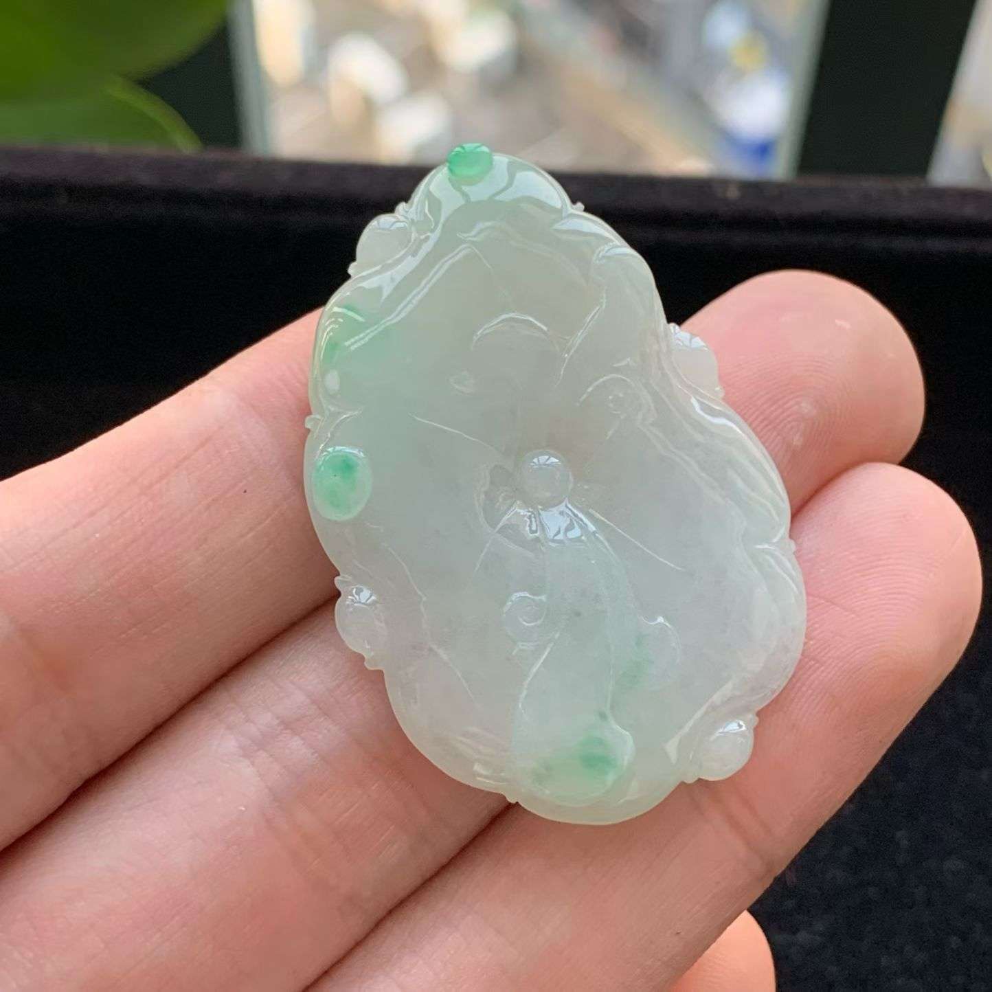 A货天然翡翠冰糯种飘绿荷花吊坠重量11.10
4月21日