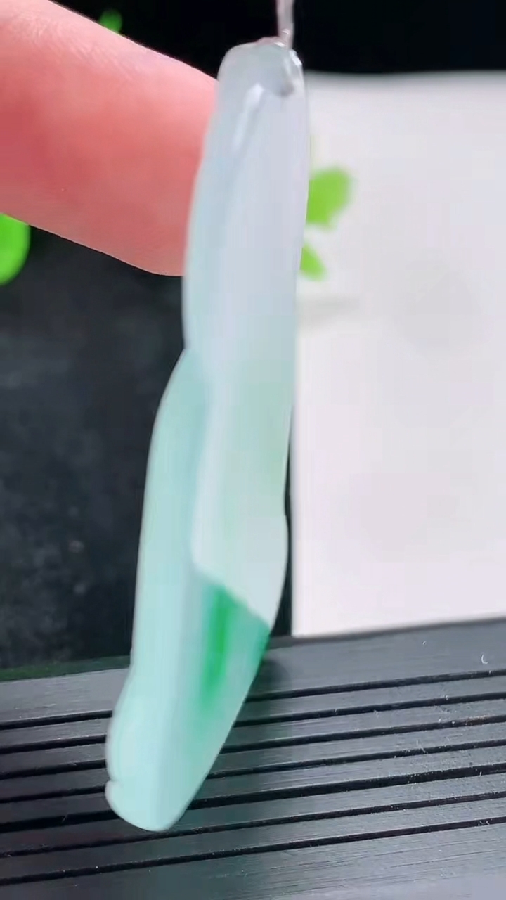 天然A货翡翠素衣观音吊坠，尺寸56.6-31.6-4.5重量:15.33g
4月21日