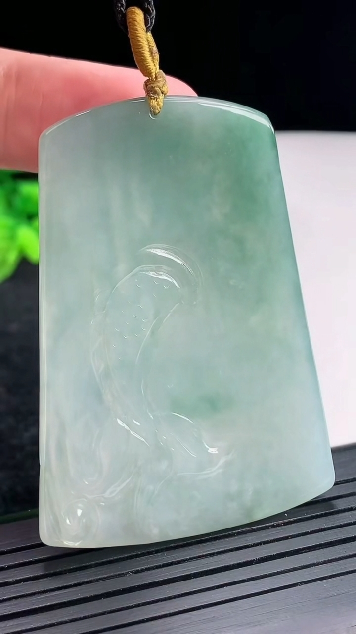 天然A货翡翠飘花御龙不动明王吊坠，尺寸59-42.6-4.8重量:29.13g
4月21日