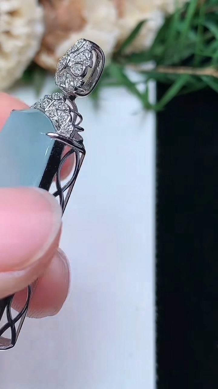 天然A货翡翠白冰无事牌吊坠，尺寸32-23.6-7.4，重量:9.36g
4月21日