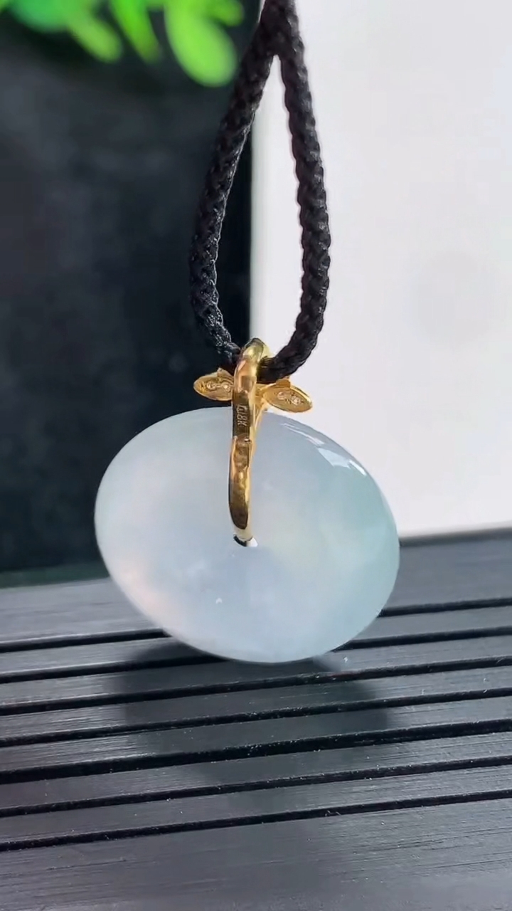 天然A货翡翠18k金紫罗兰平安扣吊坠，尺寸19.5-4.8重量:3.91g
4月21日