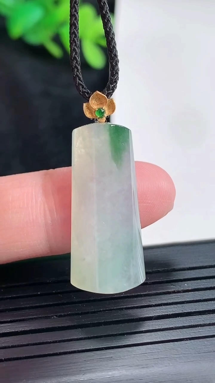 天然A货翡翠18k金飘花无事牌吊坠，尺寸28-12.5-7重量:4.32g
4月21日