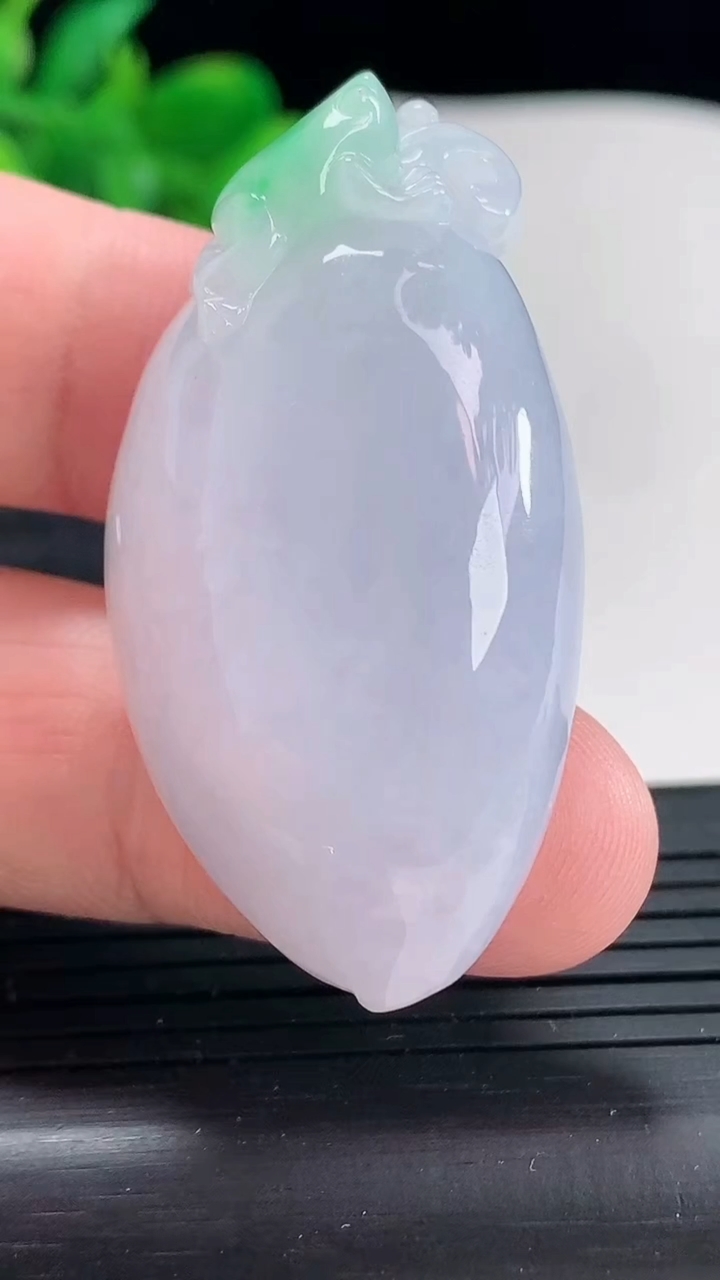 天然A货翡翠春带彩 紫罗兰福瓜吊坠，尺寸47-24-12重量:27.13g
4月21日