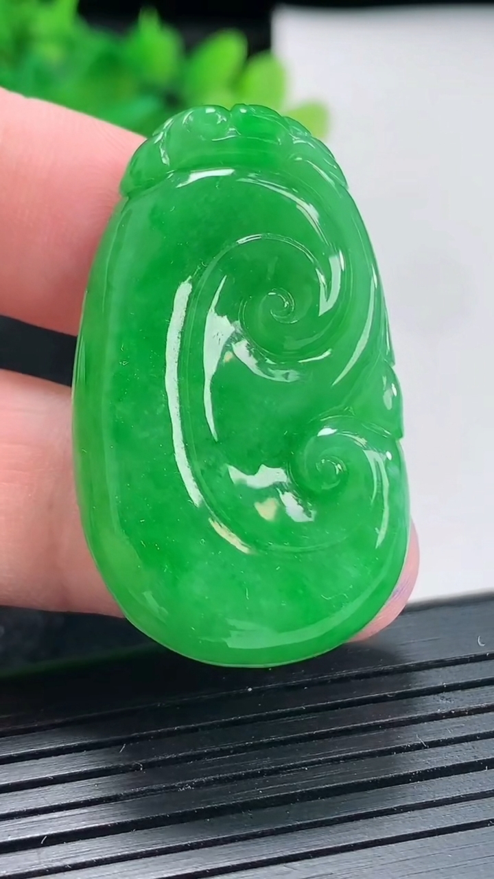 天然A货翡翠如意吊坠，尺寸42-25-5.6重量:13.06g
4月21日