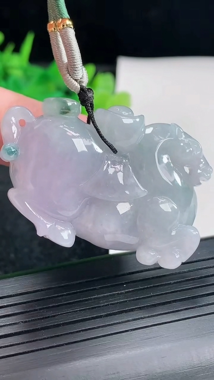 天然A货翡翠紫罗兰 飘花生肖马吊坠，尺寸46-32-12重量:32.23g
4月21日