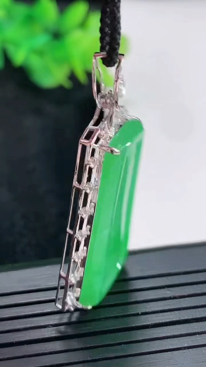 天然A货翡翠无事牌吊坠，尺寸44-20-7，裸石32-17重量:6.96g
4月21日