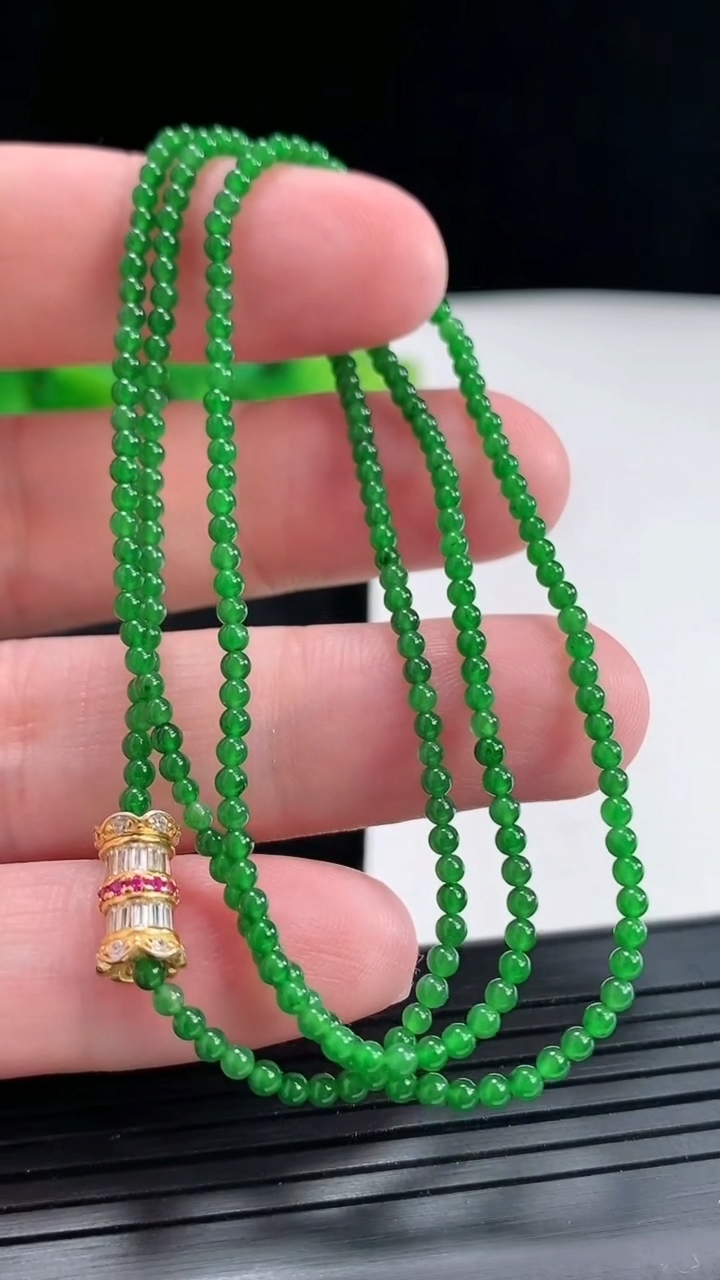 天然A货翡翠小米珠项链，尺寸2-245颗重量:5.69g
4月21日