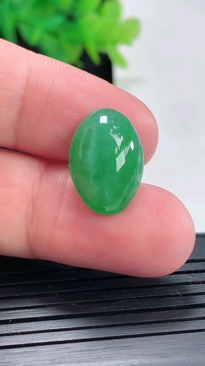 天然A货翡翠蛋面镶嵌件，尺寸18-12.5-5.8重量:2.28g
4月21日