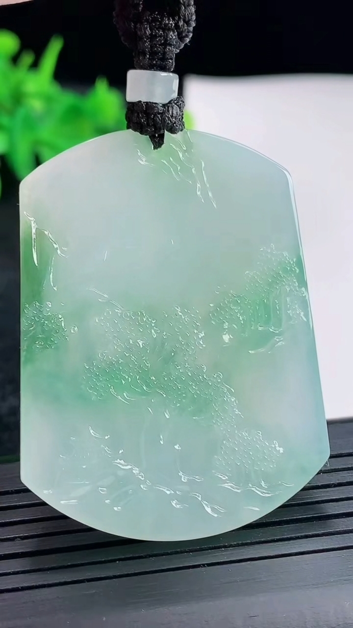 天然A货翡翠山水牌吊坠，尺寸50-37.5-5.6重量:28.75g
4月21日