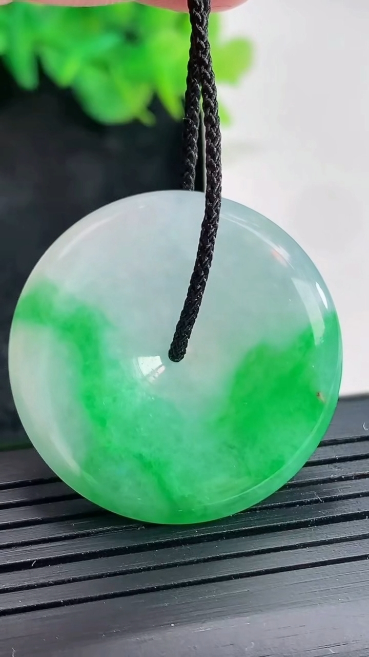 天然A货翡翠平安扣吊坠，尺寸33-5.5重量:13.27g
4月21日