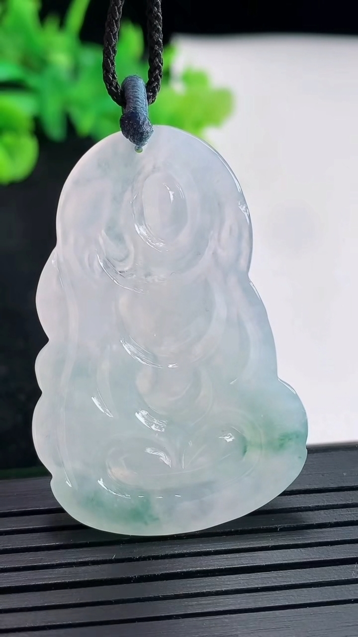 天然A货翡翠飘花大势至菩萨吊坠，尺寸45-31.6-4.5重量:12.77g
4月21日