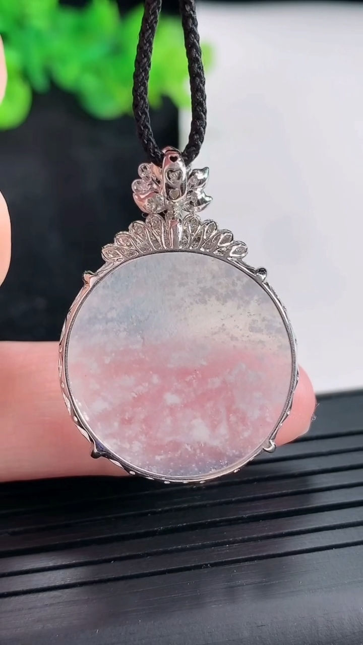 天然A货翡翠种白冰无事牌吊坠，尺寸34-24.5-5.6，裸石24.5重量:4.59g
4月21日