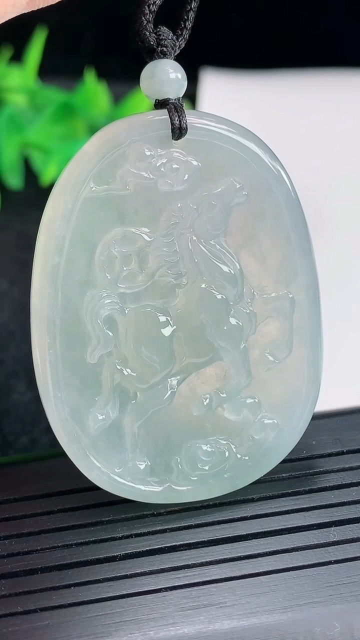 天然A货翡翠生肖马吊坠，尺寸45.5-35-4.5重量:17.86g
4月21日