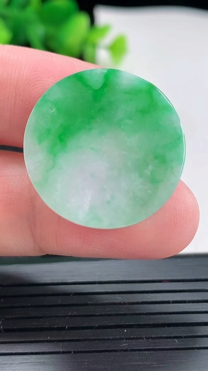 天然A货翡翠无事牌吊坠，尺寸26-2.8重量:5.35g
4月21日