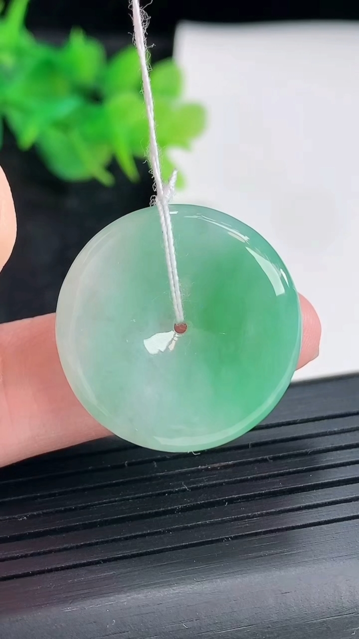 天然A货翡翠平安扣吊坠，尺寸25.5-5.5重量:8.15g
4月21日