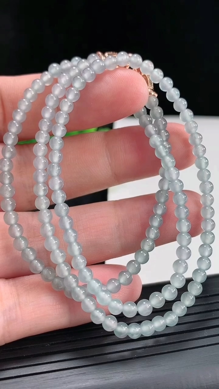 天然A货翡翠小米珠项链，尺寸4-142颗重量:14.26g
4月21日