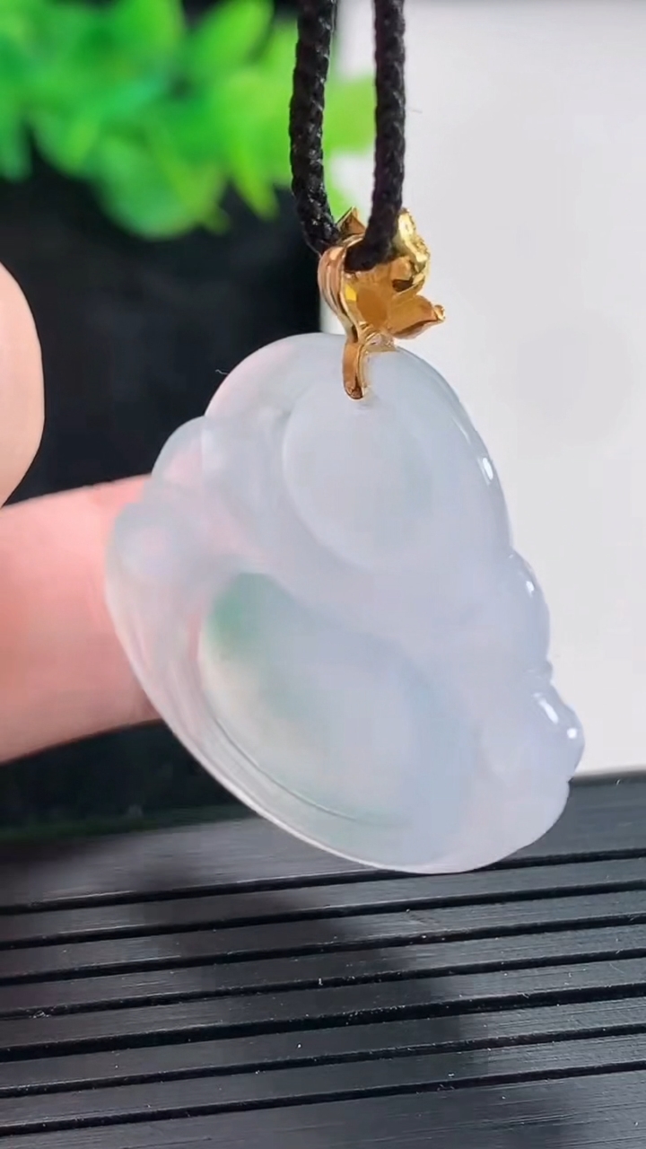 天然A货翡翠种飘花佛公吊坠，尺寸28.5-32-5.6重量:8.29g
4月21日