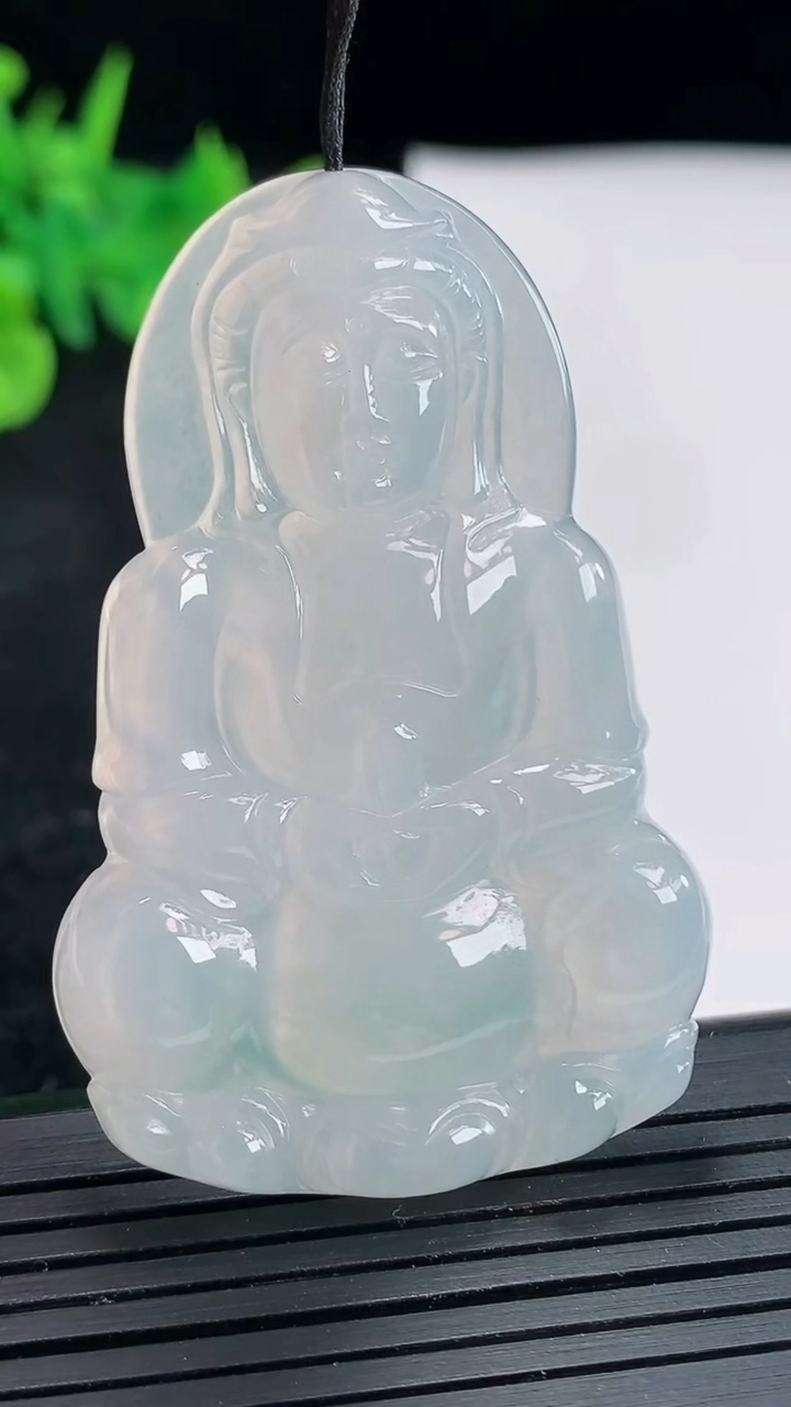 天然A货翡翠正装观音吊坠，尺寸55.5-36-5.2重量:18.97g
4月21日