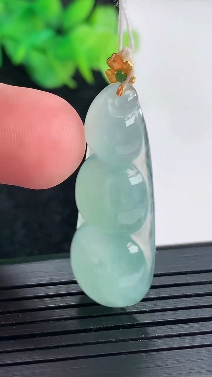 天然A货翡翠福豆吊坠，尺寸36.5-15-6.5重量:5.92g
4月21日