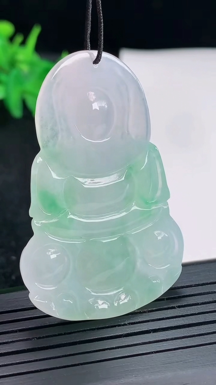 天然A货翡翠正装观音吊坠，尺寸51.5-34.5-5.8重量:17.51g
4月21日