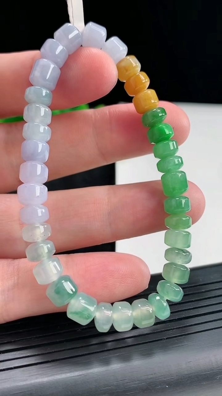天然A货翡翠三彩路路通手串，尺寸7-6-35颗重量:18.70g4月21日
工厂直销收藏佳品,种好水足，色泽均匀，有种有色，上手高大气！