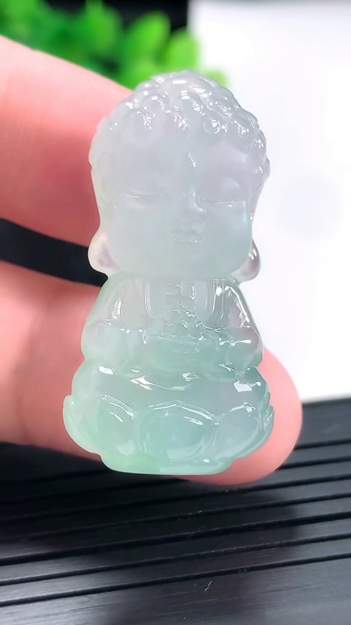 天然A货翡翠宝宝佛吊坠，尺寸37.5-19-10重量:12.82g
4月21日