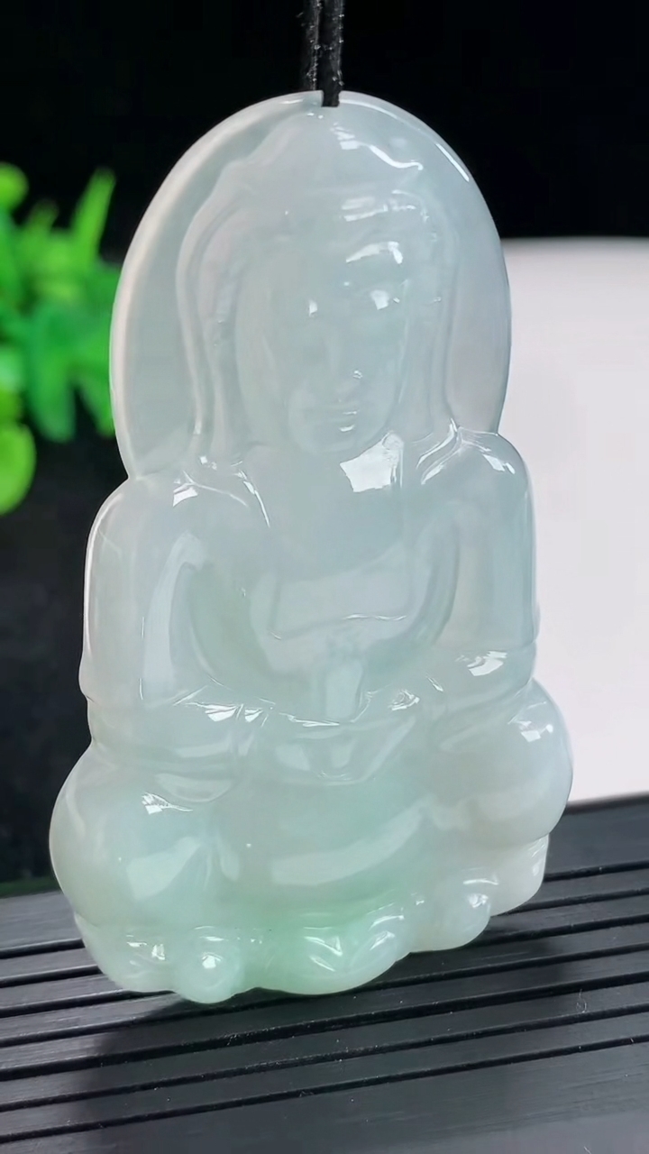 天然A货翡翠正装观音吊坠，尺寸61-37-6重量:21.68g
4月21日