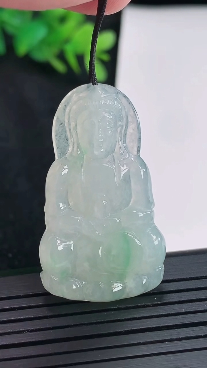 天然A货翡翠正装观音吊坠，尺寸40.5-23.6-4.5重量:7.93g
4月21日