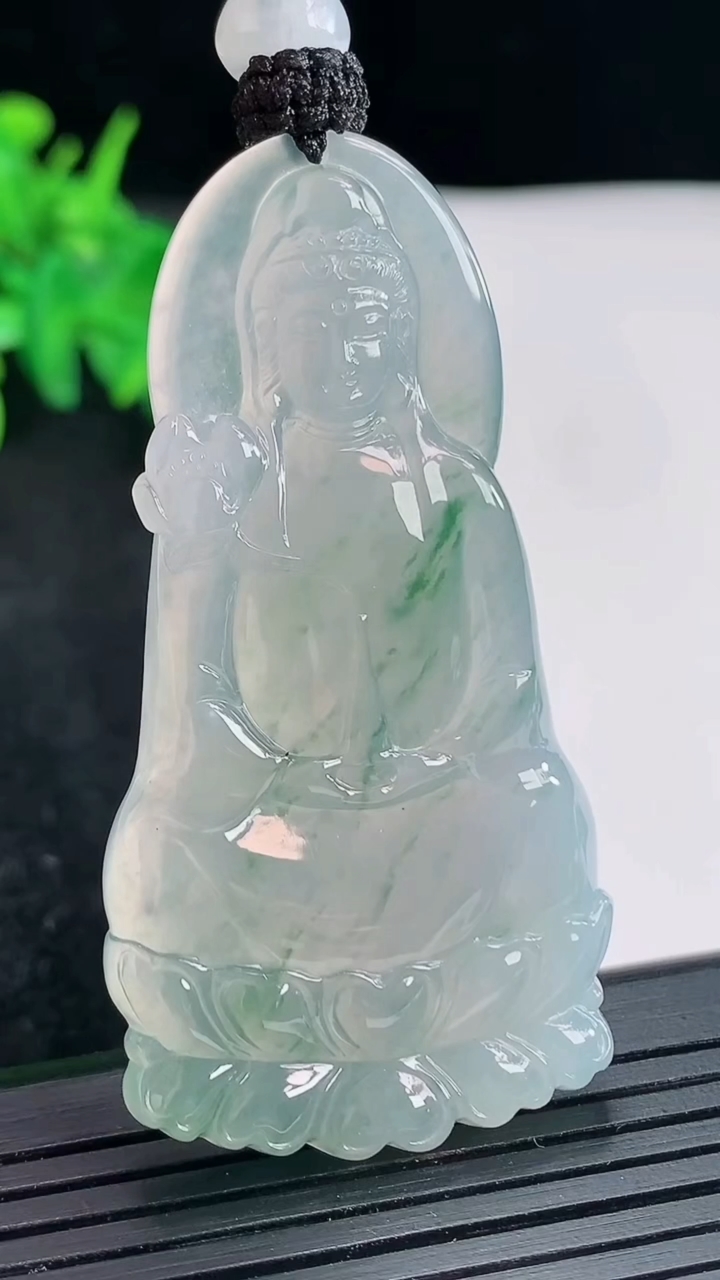 天然A货翡翠种飘花大势至菩萨吊坠，尺寸57.5-29.6-5重量:21.55g
4月21日