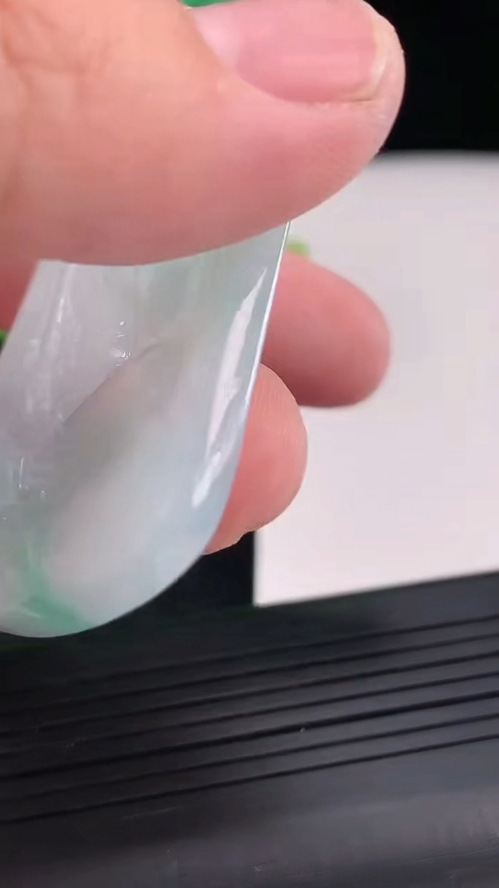 天然A货翡翠虚空藏菩萨吊坠，尺寸62-41-5.5重量:34.05g
4月21日