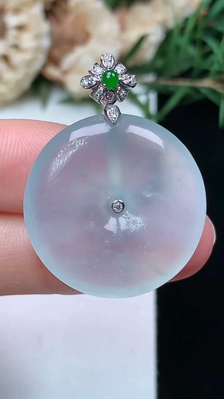 天然A货翡翠白冰平安扣吊坠，尺寸24.7-4.8，重量:6.43g
4月21日