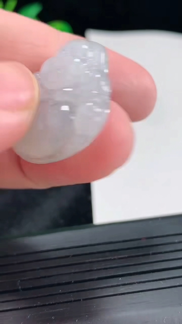 天然A货翡翠佛公吊坠，尺寸26-30-5.6重量:6.57g
4月21日