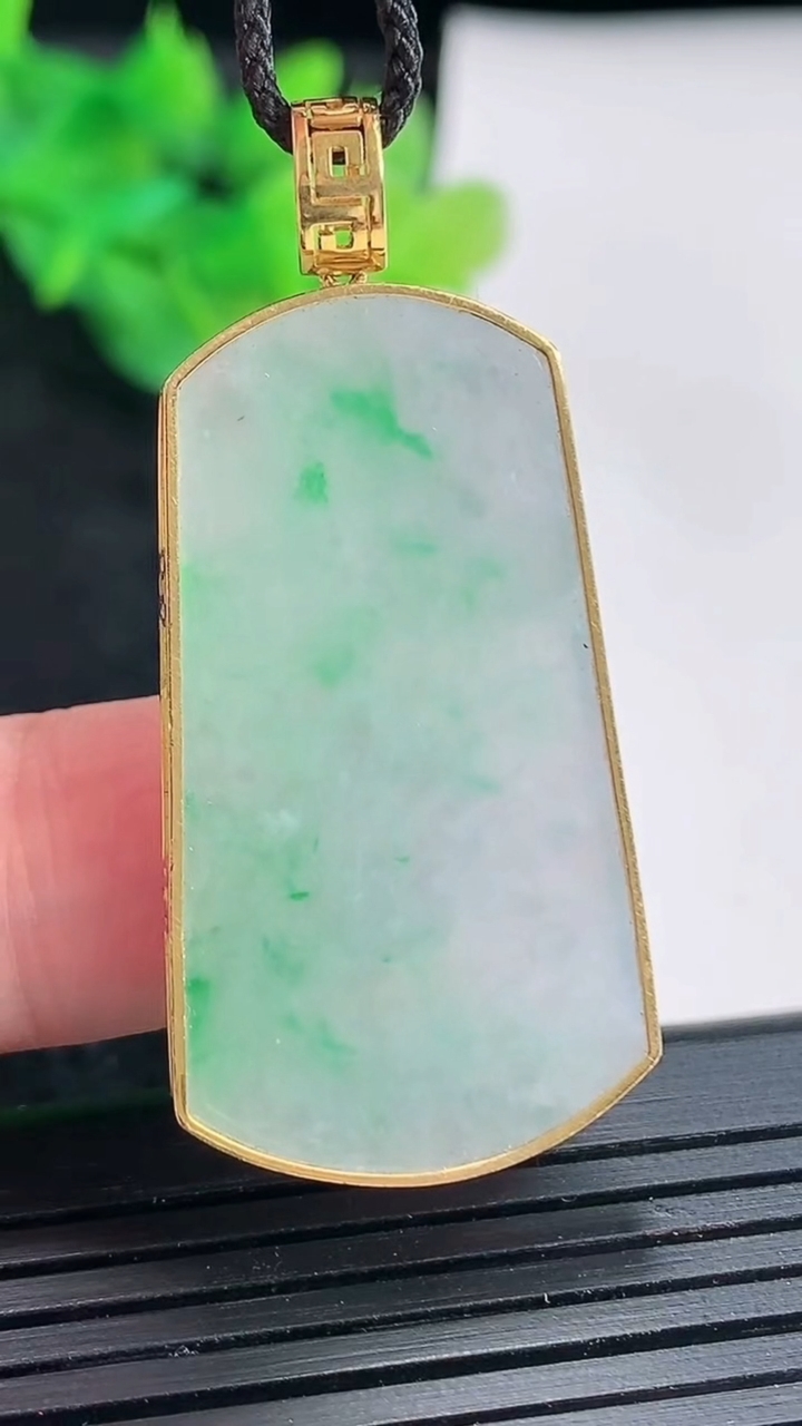 天然A货翡翠无事牌吊坠，尺寸45-20.5-4，裸石37-20重量:9.32g
4月21日