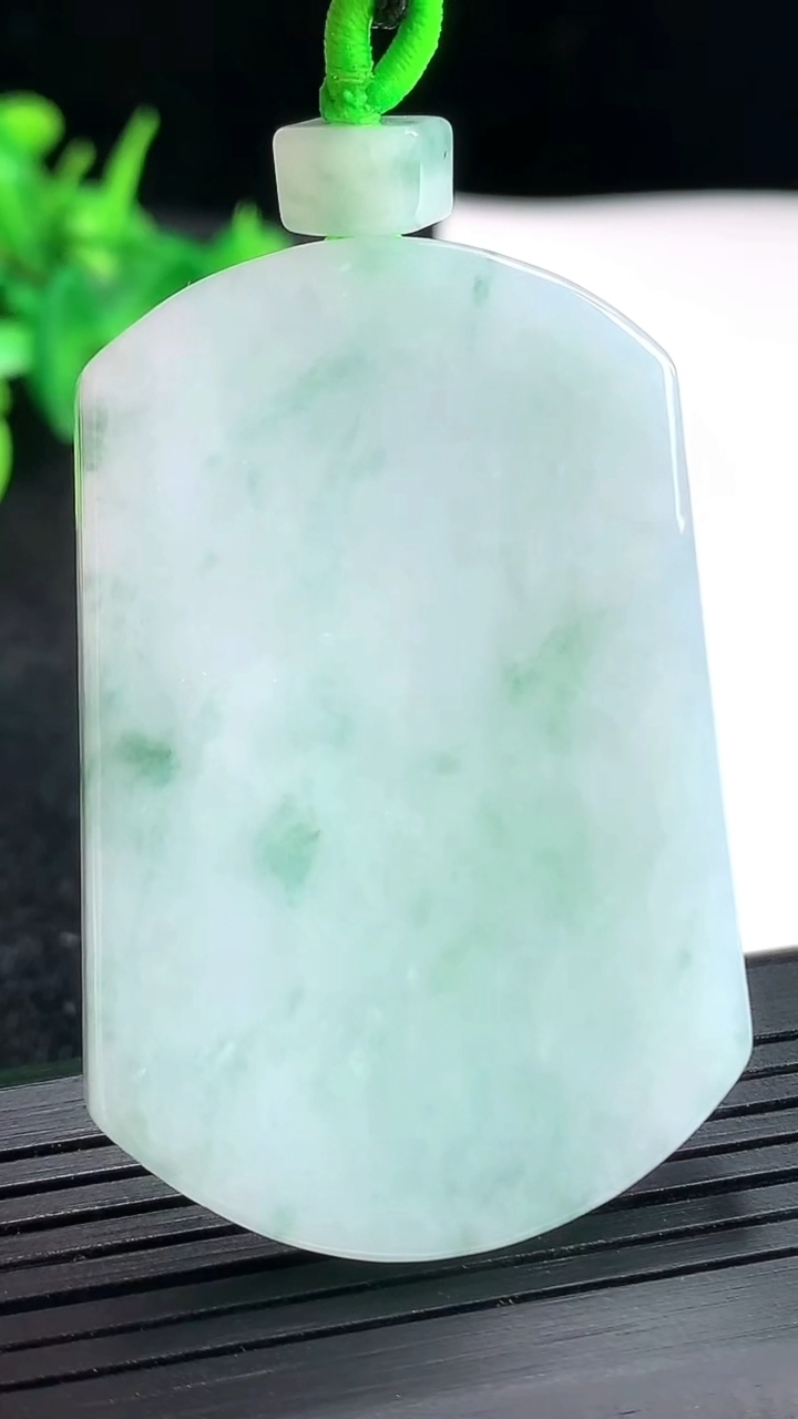 天然A货翡翠飘花无事牌吊坠，尺寸52.5-35-5.5重量:32.03g
4月21日