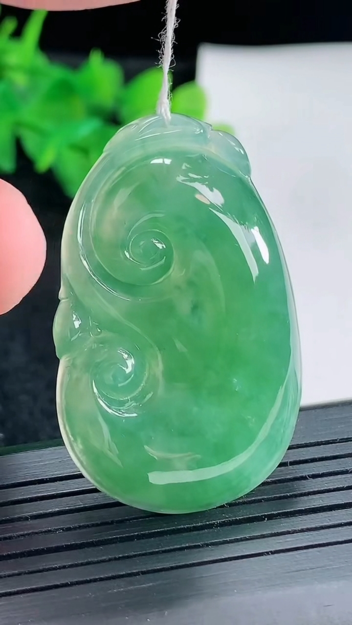 天然A货翡翠如意吊坠，尺寸44.5-27.5-6.3重量:14.49g
4月21日