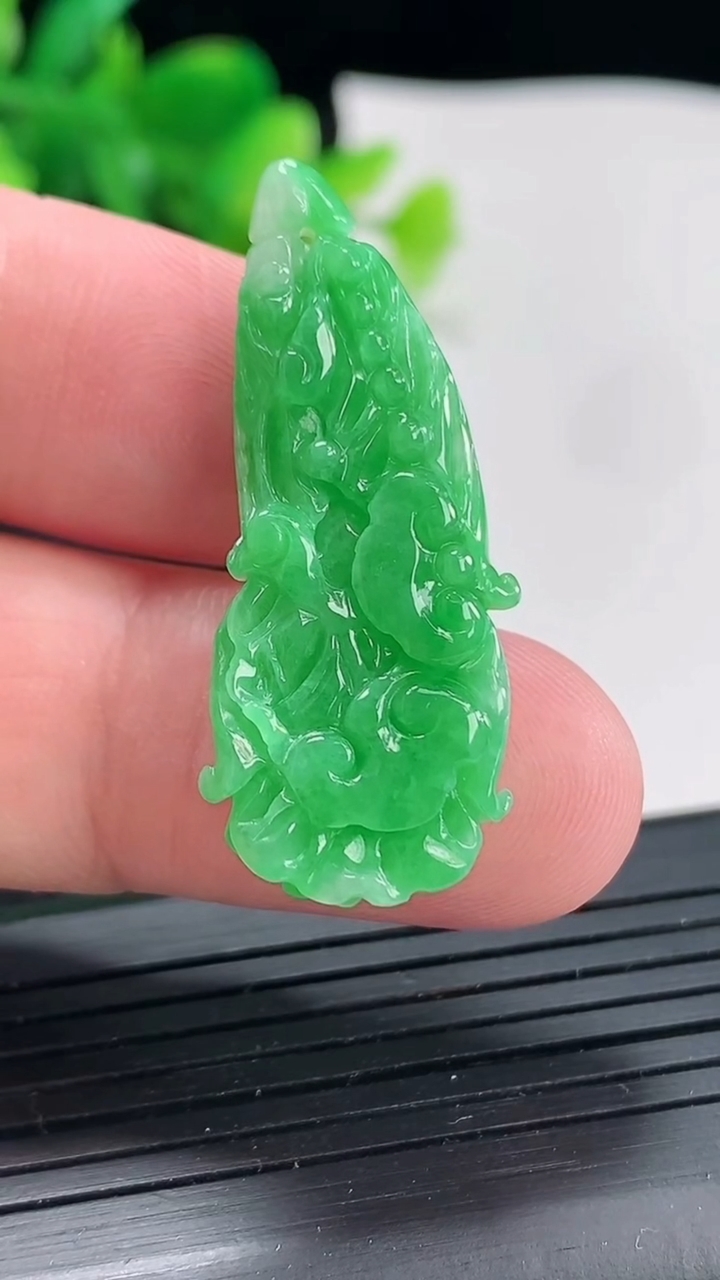 天然A货翡翠白菜吊坠，尺寸38-14.5-6.2重量:5.13g
4月21日