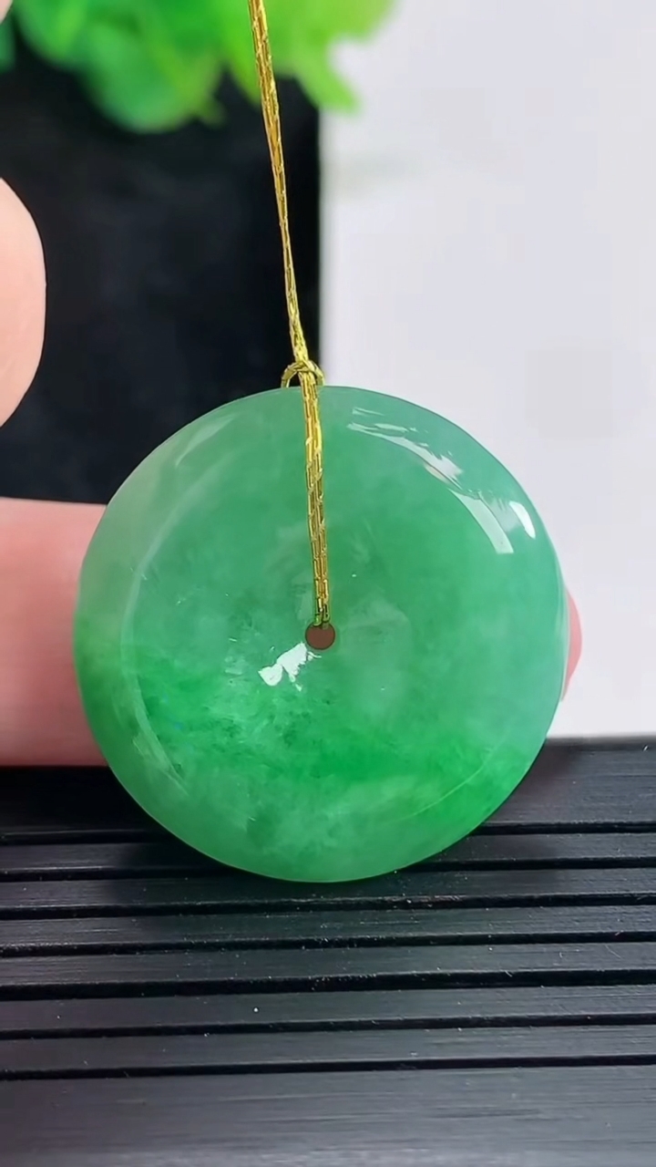 天然A货翡翠平安扣吊坠，尺寸26.5-5.8重量:8.61g
4月21日